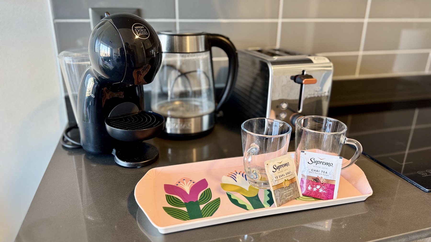 Cafetera, hervidor, tostador y tés
