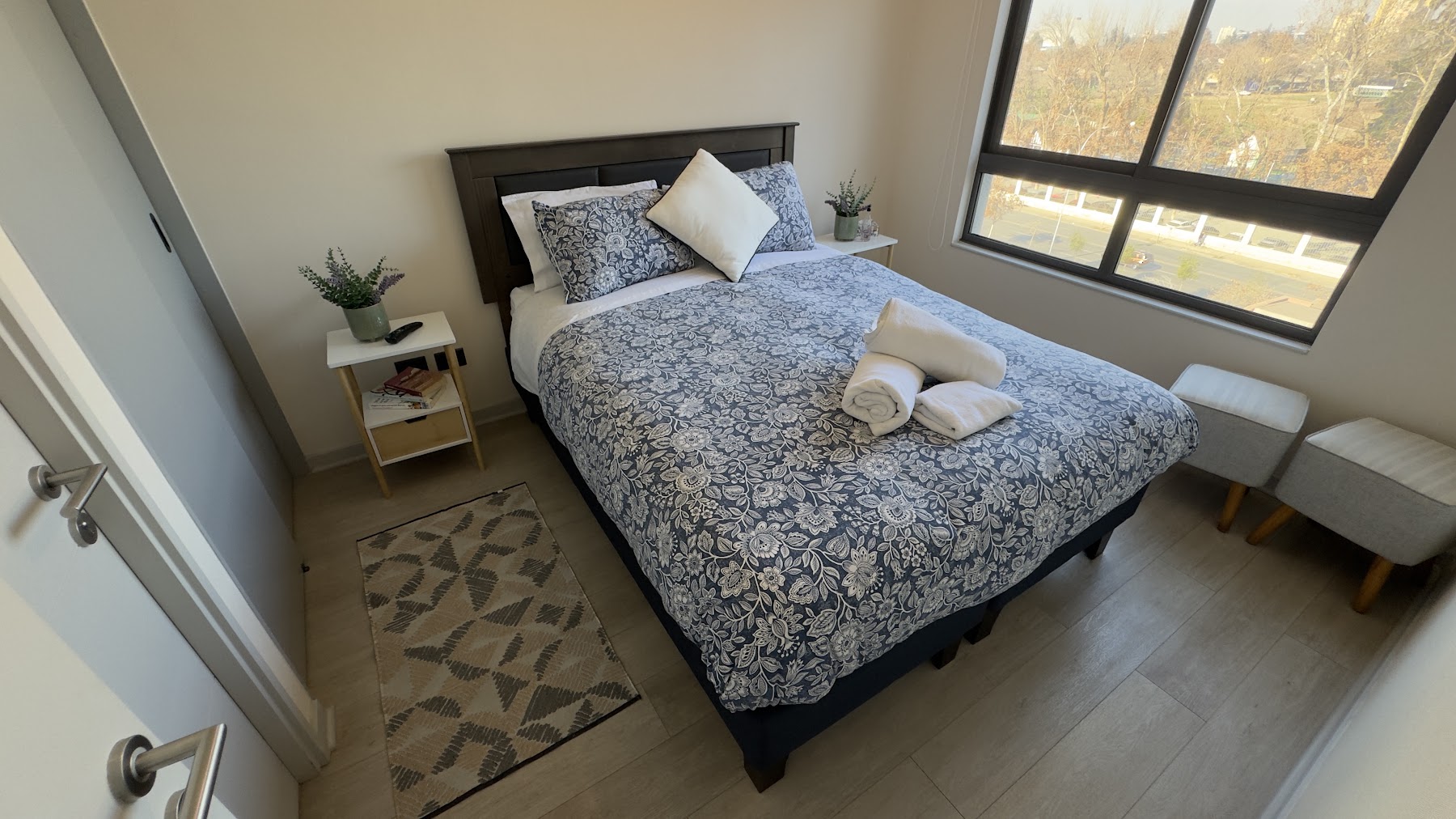 Dormitorio con cama de 2 plazas y ventana