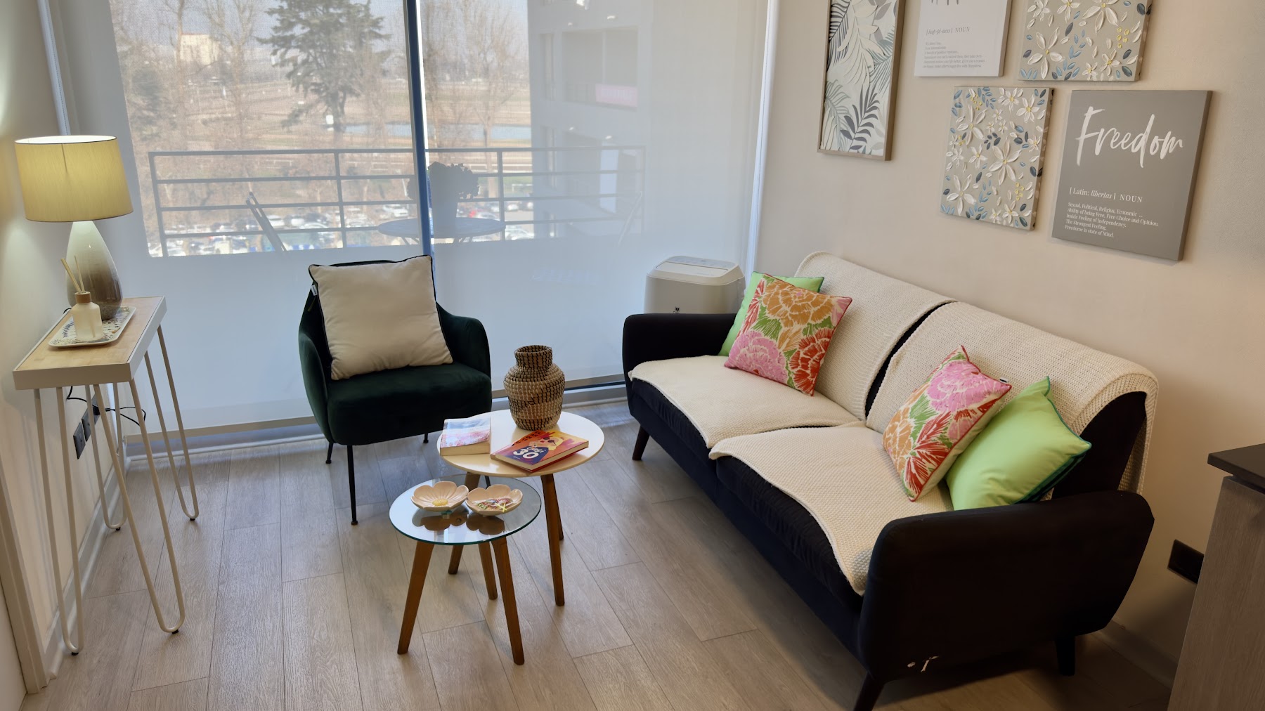 Living con sillón y mesas